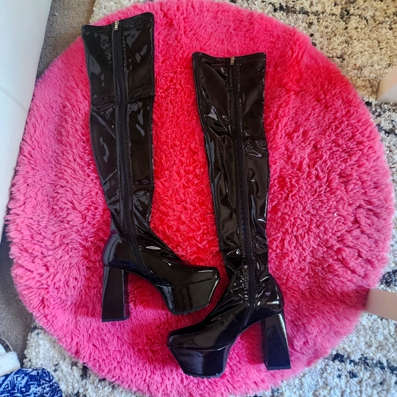 Thigh High Black Patent boots - Picture 3 of 9